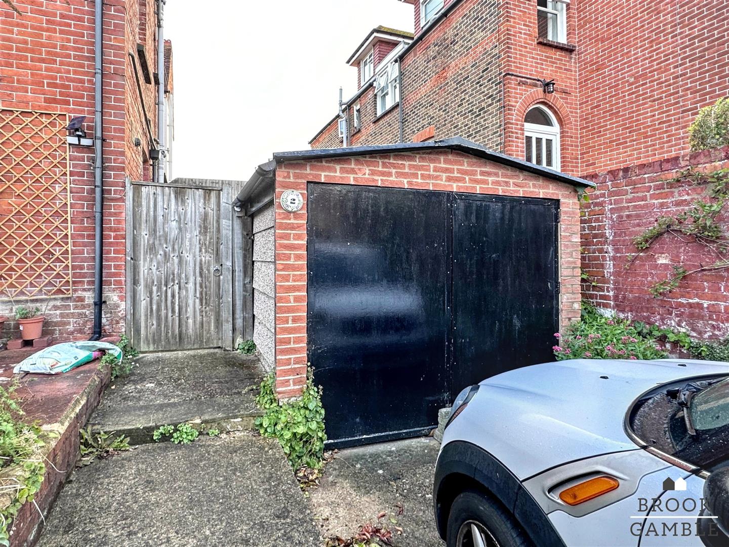 7 Bedroom House - Semi-Detached. Milton Road in Eastbourne, East Sussex 32